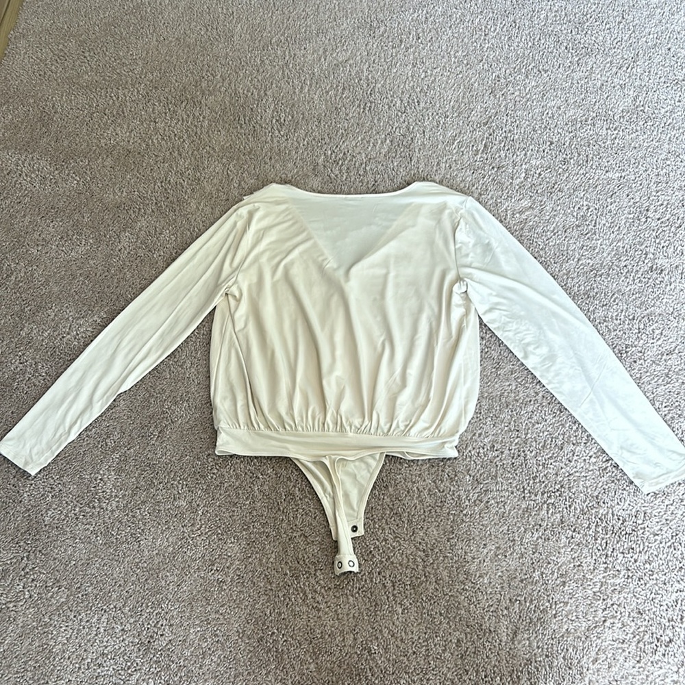 Express Off White Long Sleeve V-Neck Bodysuit - Picture 5 of 5